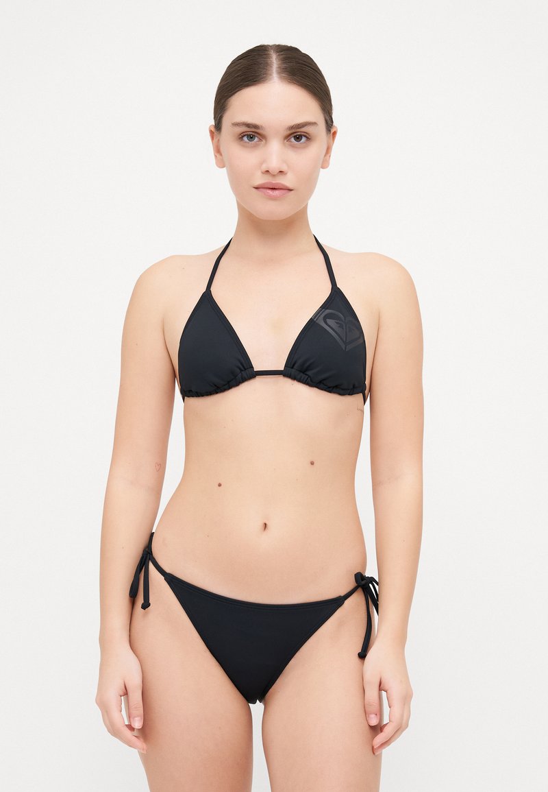 Svart bikini-set med trekantstop och justerbar knytning nederst. Tillverkad av ett glansigt tyg med en liten logotypdetalj på toppen.