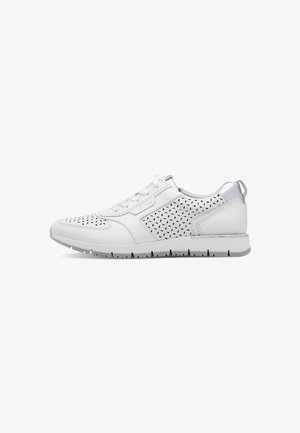 Weißer Sneaker mit perforierten Details, glattem Leder, silbernen Akzenten, Schnürverschluss und einer strukturierten Gummisohle für Grip.