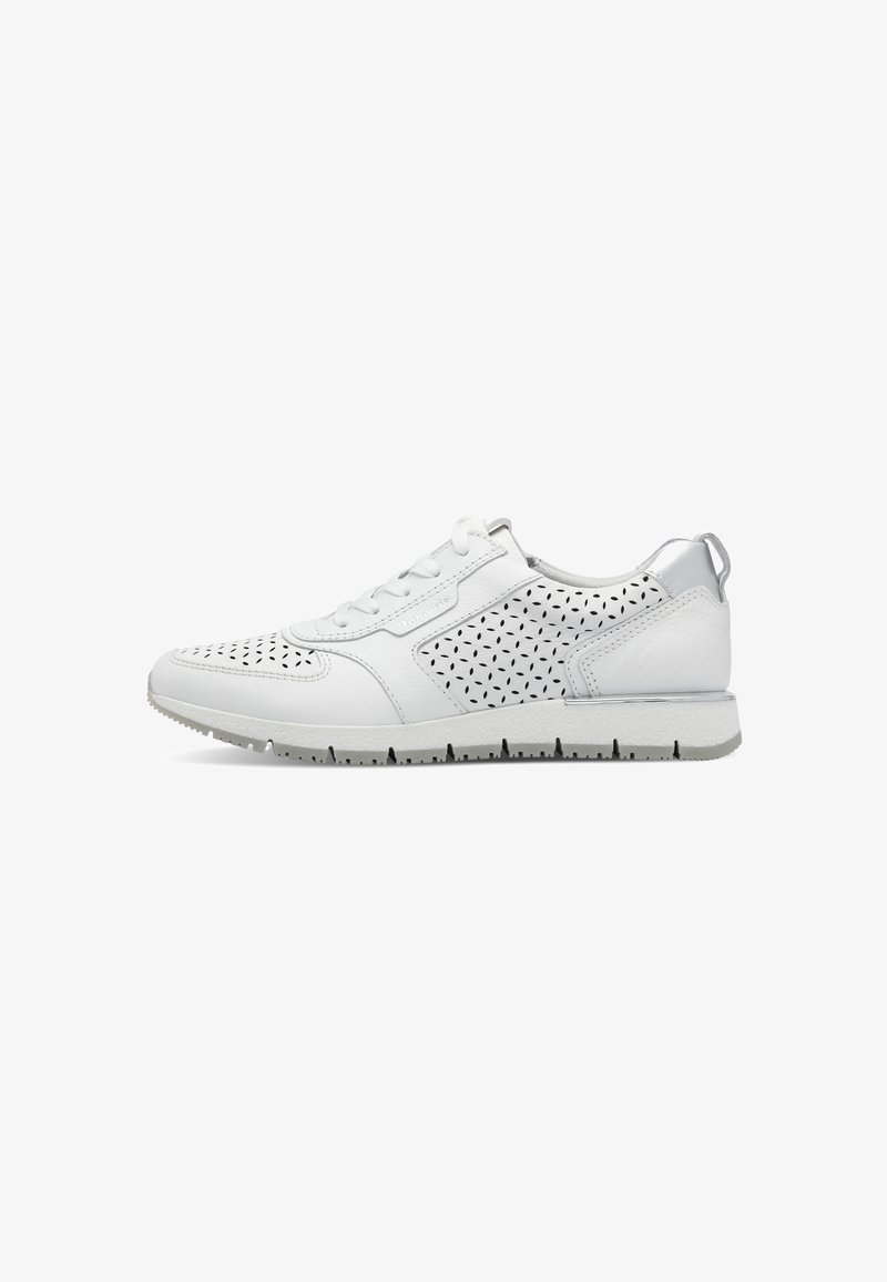 Witte sneaker met geperforeerde details, glad leer, zilveren accenten, vetersluiting en een gerecycleerde rubberen zool voor grip.
