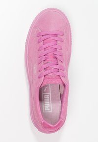 Baskets roses avec une surface texturée, un design à lacets, un col rembourré et une semelle en caoutchouc. Présentent une marque sur la semelle intérieure.