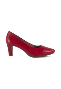 Zapato de tacón alto de cuero rojo con punta afilada y un tacón triangular moderado. Textura suave con un diseño elegante.