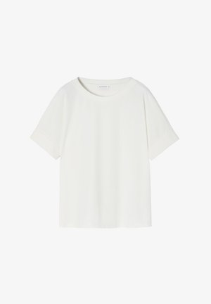 Bijela kratka majica s kratkim rukavima i okruglim izrezom, napravljena od glatkog, laganog materijala. Ima savijene manšete i ležeran kroj.