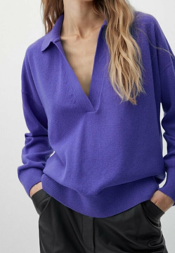Lila Pullover mit tiefem V-Ausschnitt und Kragen. Gerippte Bündchen und Saum, aus weichem Stoff mit glatter Textur.
