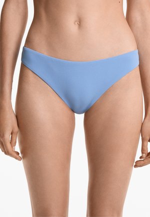 Hellblauer Bikini-Slip aus strukturiertem Stoff, mit einem niedrigen Schnitt und minimaler Abdeckung, glatten Kanten und einem schlichten Design.