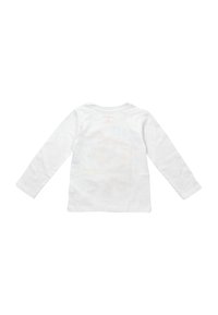 Biała bawełniana koszulka z długim rękawem i okrągłym dekoltem. Ma jednolitą tkaninę bez grafik lub wzorów na plecach.