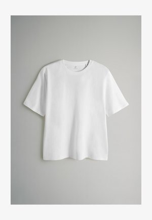 Balta īsroku t-krekls, attēlots uz gaiša fona. Izgatavots no gludas auduma, ar apaļu kakla izgriezumu un taisnu siluetu.