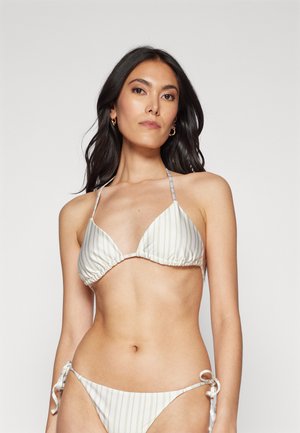 Bikini a righe realizzato in tessuto morbido, con top triangolare con dettagli arricciati e lacci regolabili sul fondo. I colori includono crema e verde chiaro.