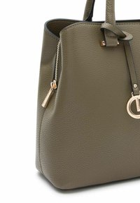Sac à main en cuir vert olive avec une finition texturée, fermeture éclair dorée et accent de logo circulaire. Il dispose de deux poignées et d'une forme structurée.