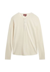 Camisa de manga larga de estilo henley en tejido color crema con una textura suave, que presenta una tapeta de tres botones y un dobladillo curvado.