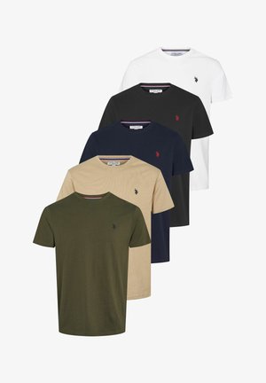 Öt rövid ujjú póló fehér, fekete, tengerészkék, bézs és olíva zöld színben; pamut anyag kis logóval a mellkason. Klasszikus kerek nyakú kialakítás.