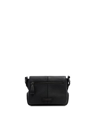 Borsa a tracolla in pelle nera testurizzata con tasca frontale con cerniera e tracolla regolabile su sfondo bianco.