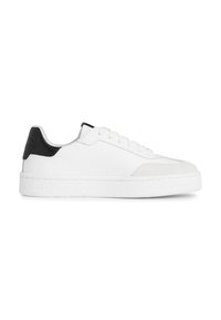 Baskets blanches avec une tige en cuir lisse, un accent de talon noir et une semelle blanche texturée. Elles disposent de lacets plats et d'un design minimaliste.