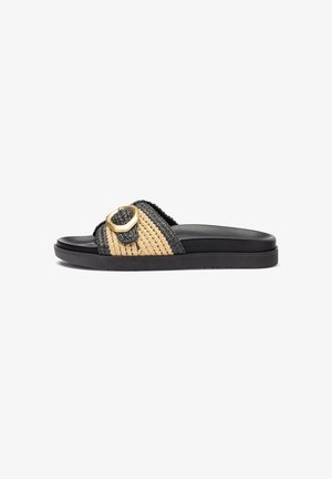 Sandal con zeppa intrecciata in paglia nera e naturale, con un audace cinturino dorato e una soletta nera texturizzata; suola piatta.