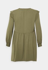 Abito lungo a maniche lunghe verde oliva con vita arricciata, pince posteriori e polsini abbottonati. Tessuto morbido e design fluido.