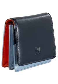 Portafoglio compatto in pelle blu navy con accenti arancioni e azzurri chiari. Caratterizzato da una texture liscia, design pieghevole e logo impresso.