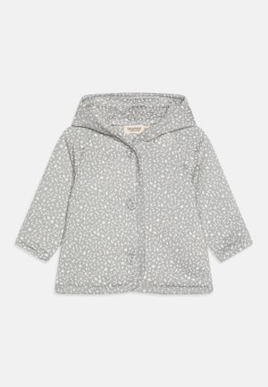 Szary płaszcz z kapturem w kwiatowy wzór w kolorze białym, z guzikami z przodu i długimi rękawami. Wykonany z miękkiego materiału, ma luźny krój.