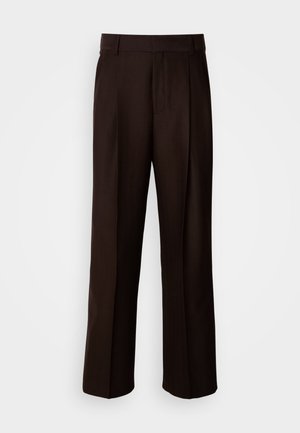 Pantalons marron ajustés avec une coupe droite, présentant un pli avant, une texture lisse et une taille classique. Adaptés pour les occasions formelles.