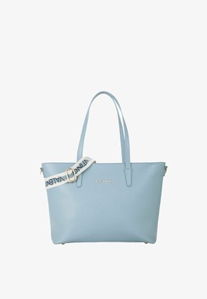 Sac cabas Valentino bleu clair avec deux poignées et une bandoulière blanche détachable ornée du texte Valentino en noir.