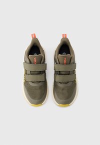  Πράσινα αθλητικά παπούτσια από δίχτυ με δύο ρυθμιζόμενους ιμάντες, διαθέτουν κίτρινη σόλα και πορτοκαλί λεπτομέρειες. Σχεδιασμένα για άνεση και σταθερότητα.