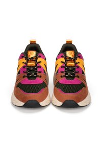 Zapatillas multicolores con parte superior de malla y acentos de ante en marrón, púrpura y amarillo. Suela de goma negra con cordones en contraste.