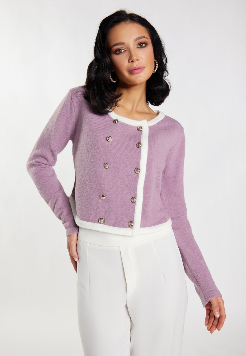 Lila cropped cardigan met witte accenten, voorzien van een ronde halslijn, lange mouwen en zilveren knoopdetails aan de voorkant.