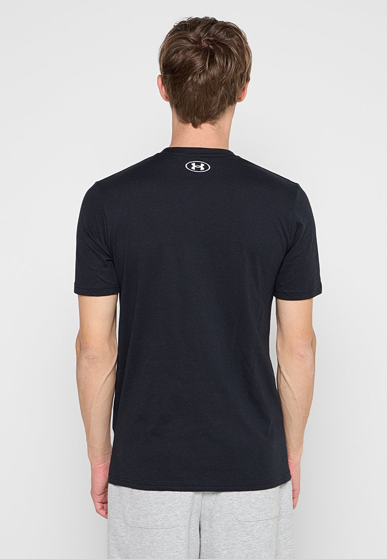 Schwarzes T-Shirt mit kurzen Ärmeln aus weicher Baumwolle, mit Rundhalsausschnitt und kleinem weißen Markenlogo im oberen Rückenbereich.