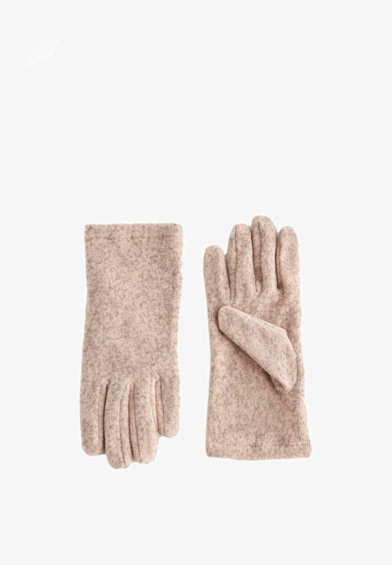 Guanti in lana lavorati a maglia di un beige chiaro, con una texture morbida e polsini allungati. Presentano cinque dita e un dettaglio decorativo nella cucitura.