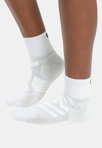 PERFORMANCE MID - Spordisokid - white   ivory