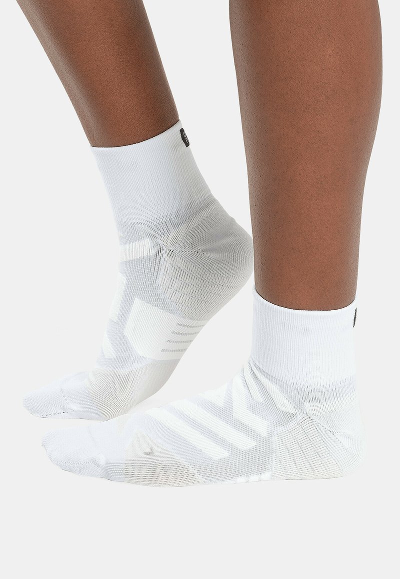 On PERFORMANCE MID - Șosete sport - white ivory