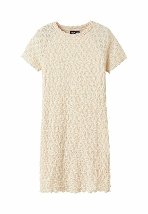 Robe à manches courtes en beige clair avec un motif floral texturé. Présente un col rond et une coupe décontractée. Tissu doux avec un léger stretch.