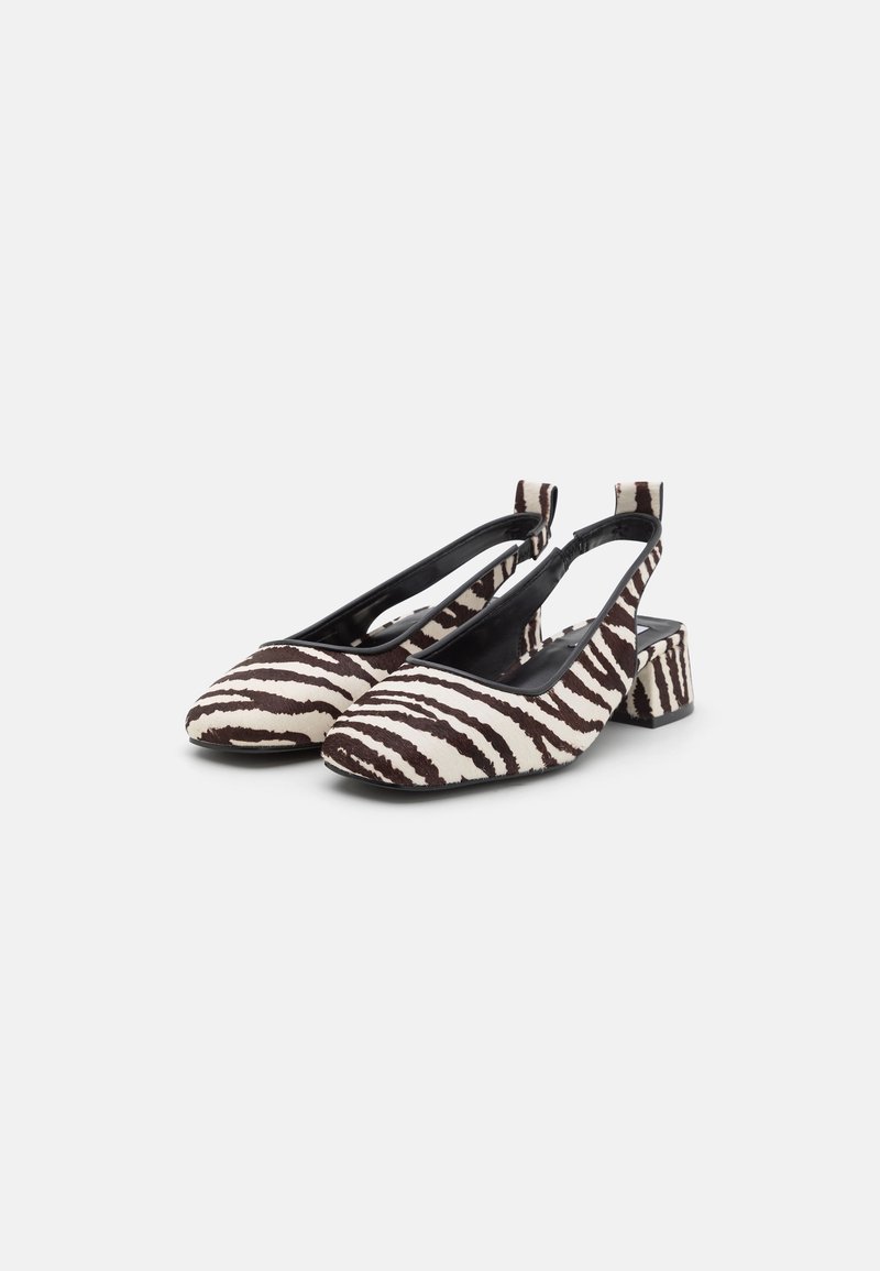 Tacchi slingback con tacco a blocco, caratterizzati da un motivo a strisce zebra in bianco e nero, realizzati in tessuto testurizzato con punta arrotondata.