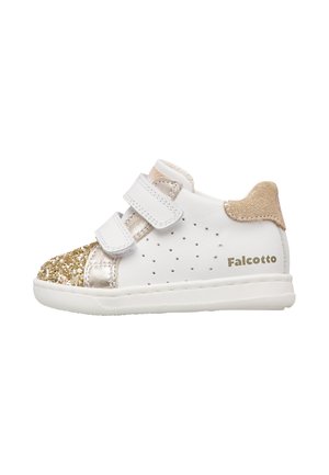 Scarpa per bambino bianca e dorata con due cinturini in velcro, punta dorata glitterata, lati forati e linguetta dorata sul tallone, con marchio "Falcotto" sul lato.