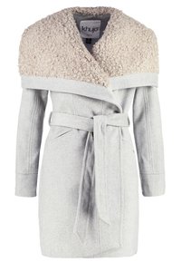 Lysegrå uldfrakke med bred, tekstureret beige krave og matchende bælte bundet om taljen, lange ærmer og sidelommer.