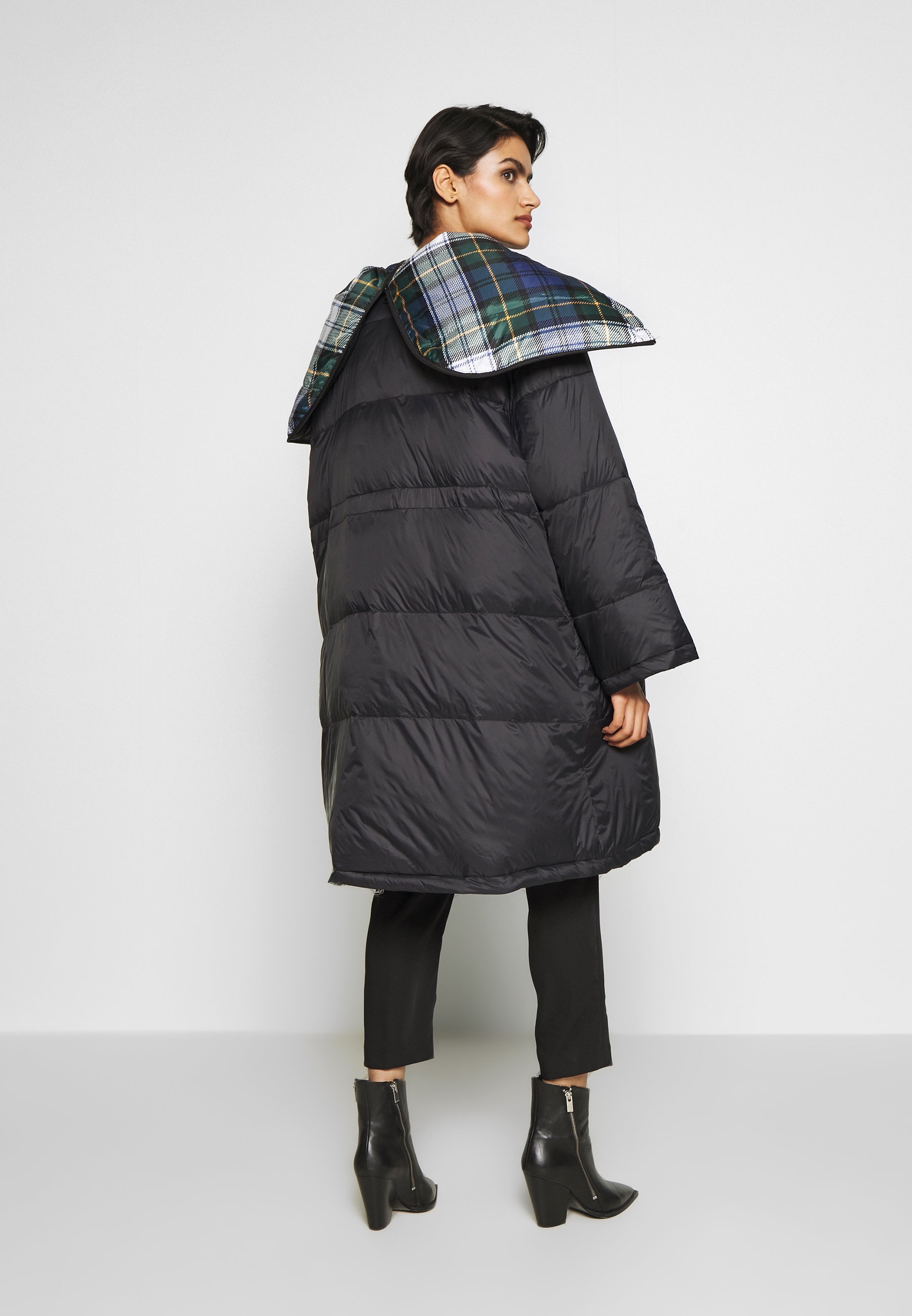 Holzweiler DOSY JACKET Dunkåpe frakk campellsvart DOSY CAMPELL SVART JAKKE | Hoyer.no