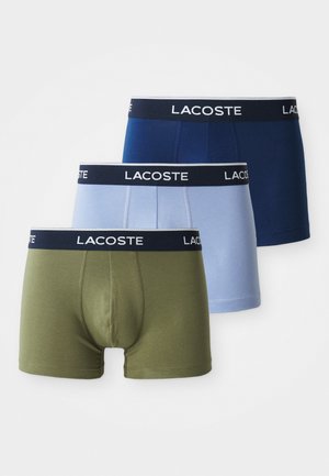 Ensemble de boxers pour hommes Lacoste, comprenant trois couleurs : vert olive, bleu marine et bleu clair. Tissu doux avec ceinture logo.