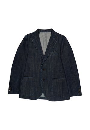 Blazer de mezclilla oscura para hombre con solapas de muesca, dos bolsillos delanteros tipo parche, dos botones y puños de tres botones, colocado sobre un fondo blanco.