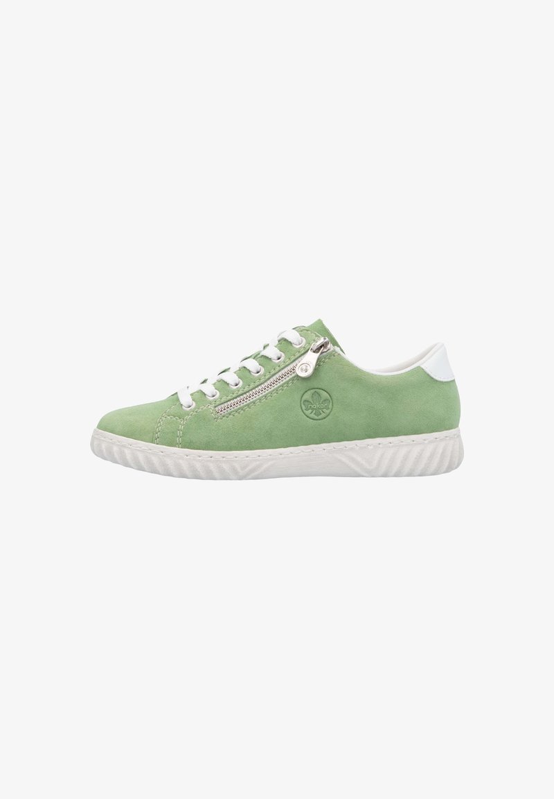 Zapatillas de gamuza verdes con suela de goma blanca, con un diseño de cordones y cremallera lateral. Detalle de logo en relieve en el costado.