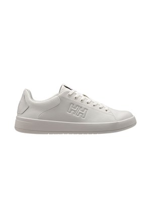Baskets en cuir blanc avec une texture lisse, présentant un logo en relief sur le côté, un bout rond et une semelle en caoutchouc plate. Fermeture classique à lacets.