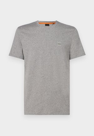 T-shirt cinza de algodão com gola redonda, mangas curtas e um pequeno logotipo retangular na parte superior esquerda. Tecido texturizado.