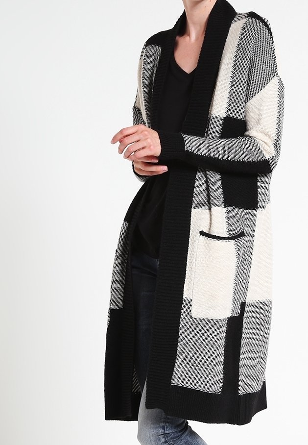 Cardigan lungo aperto con motivo a quadri bianco e nero. Realizzato in tessuto a maglia, presenta un colletto a scialle e una tasca frontale.