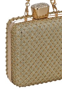 Geantă plic în tonuri aurii, cu suprafață texturată având un model în formă de diamant, accente metalice și o închidere cu pietre prețioase. Curea de lanț inclusă.