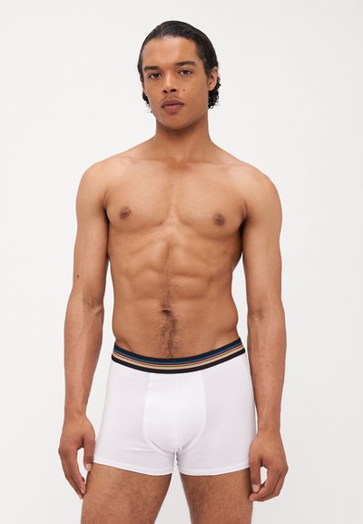 Weiße Baumwoll-Boxershorts mit einem elastischen Bund in Regenbogenstreifen. Enganliegendes Design, weicher Stoff und Länge bis zur Mitte des Oberschenkels.