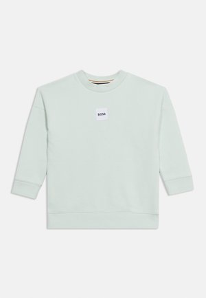 Világoszöld háromnegyedes ujjú pulóver, amelynek a mellkas közepén egy kis fehér "BOSS" feliratú címke található.
