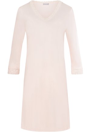 Un vestito da notte rosa chiaro con scollatura a V, bordo in pizzo al colletto e maniche a tre quarti, e una texture morbida e liscia.