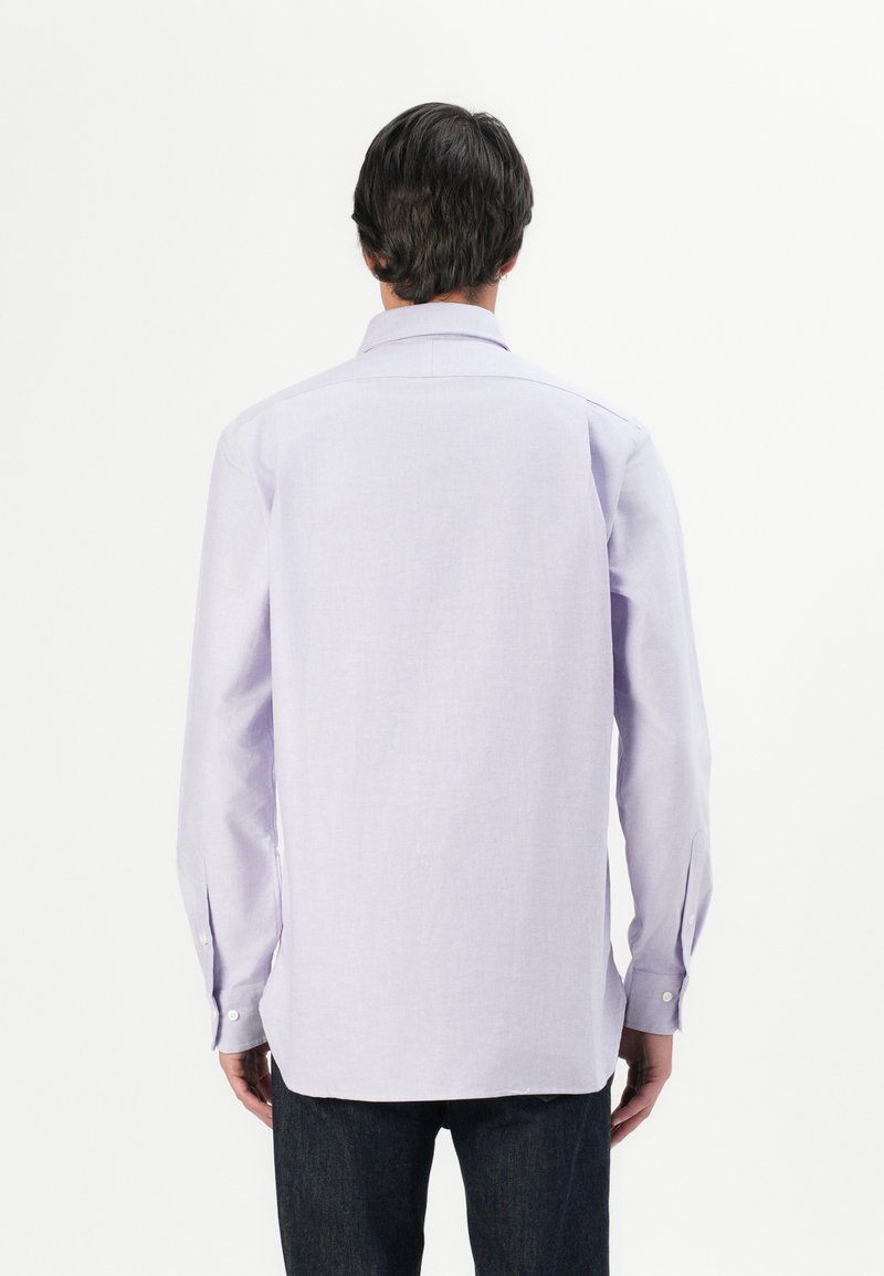 Camisa de manga larga morado claro hecha de una tela con una textura sutil, con un cuello standard y puños abotonados, cortada recta en el dobladillo.