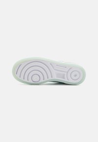 Sneaker talpa, amelyen kör alakú minta található, világos menta zöld gumis peremmel és áttetsző fehér középtalppal. Tapintása érdes a jobb tapadás érdekében.