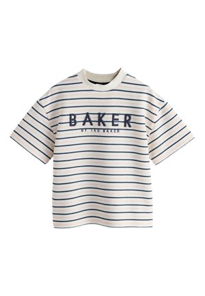 Korte mouwen, crèmekleurig overhemd met dunne horizontale marineblauwe en roze strepen en de tekst "BAKER BY TED BAKER" geborduurd op de borst.