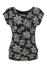 Melnā blūze ar baltām ziedu rakstiem, īsām piedurknēm, apaļu kakla izgriezumu, mīkstu audumu un nedaudz savilktu apakšmalu brīvai piegriešanai.