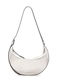 Borsa a mezzaluna in pelle argentata con una texture liscia, dettagli neri e una tracolla regolabile. Presenta una chiusura con zip per maggiore sicurezza.