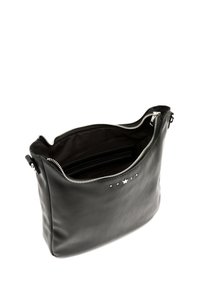 Borsa a tracolla in pelle nera con chiusura a zip, dotata di accessori in argento e decorazioni a forma di stella e perline. L'interno presenta diversi scomparti.